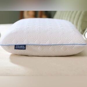 STEARNS & FOSTER LATEX PILLOW STANDARD 
SIZE 24" x 16" Medium Fill. New No Tags